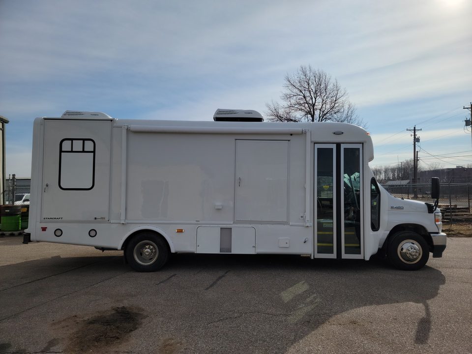 Mobile treatment unit, passenger side with the entry door