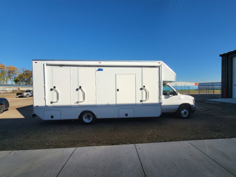 Mobile treatment unit, passenger side, outside