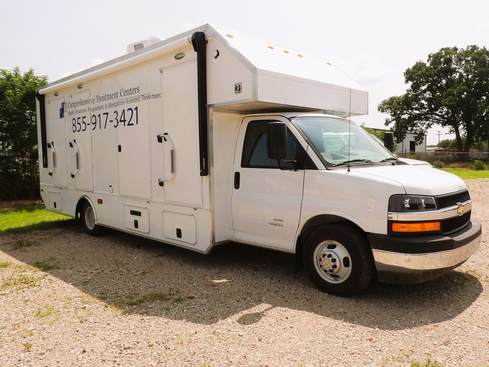 Mobile treatment unit, front three-quarter, driver side