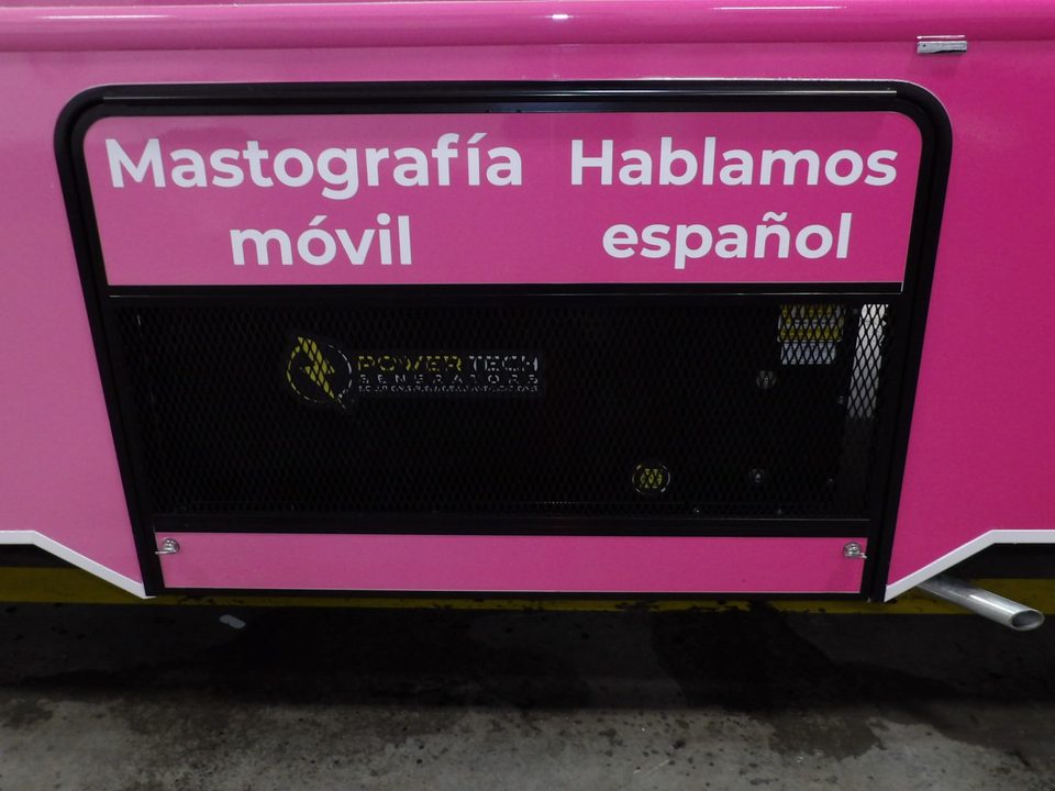 Exterior compartment door wrapped pink, Mastografía móvil, Hablamos español