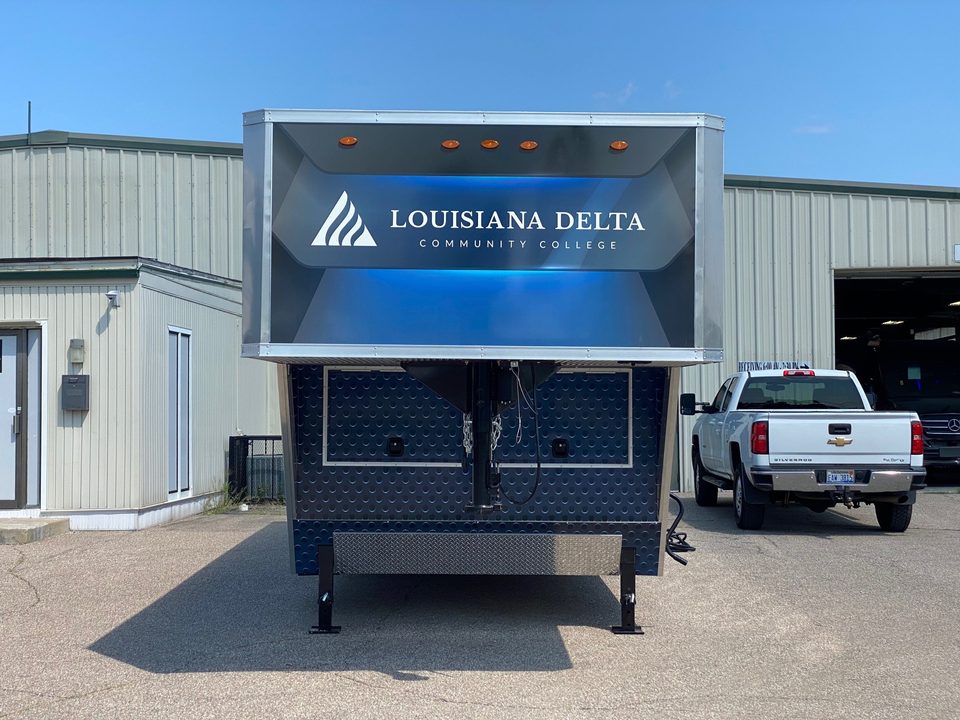 Mobile training trailer, rear, with ramp