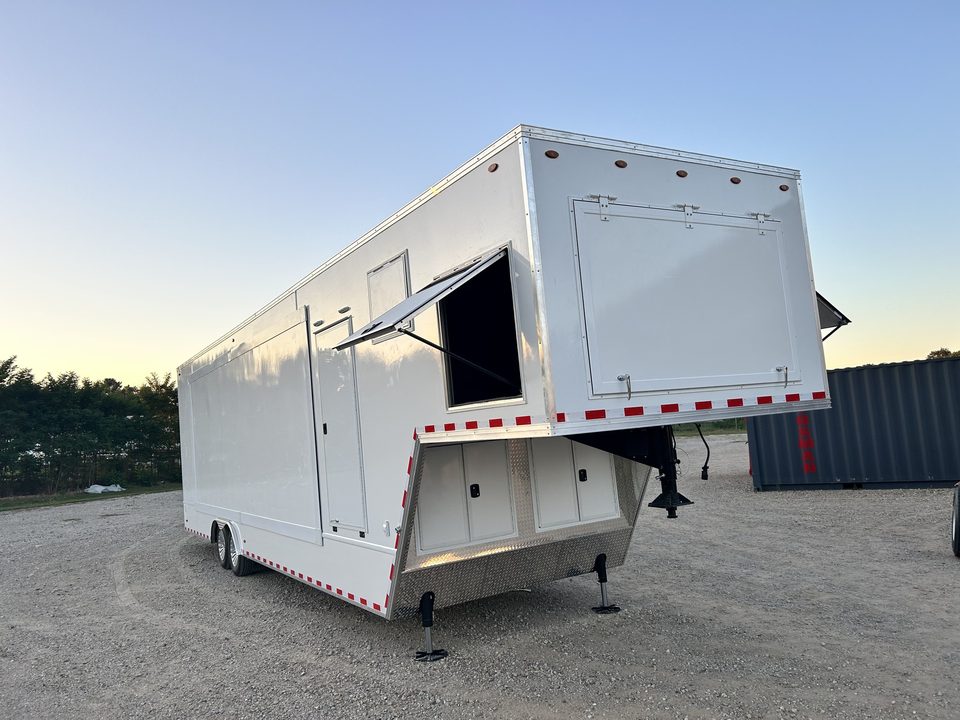 Gooseneck lab trailer, front three-quarter