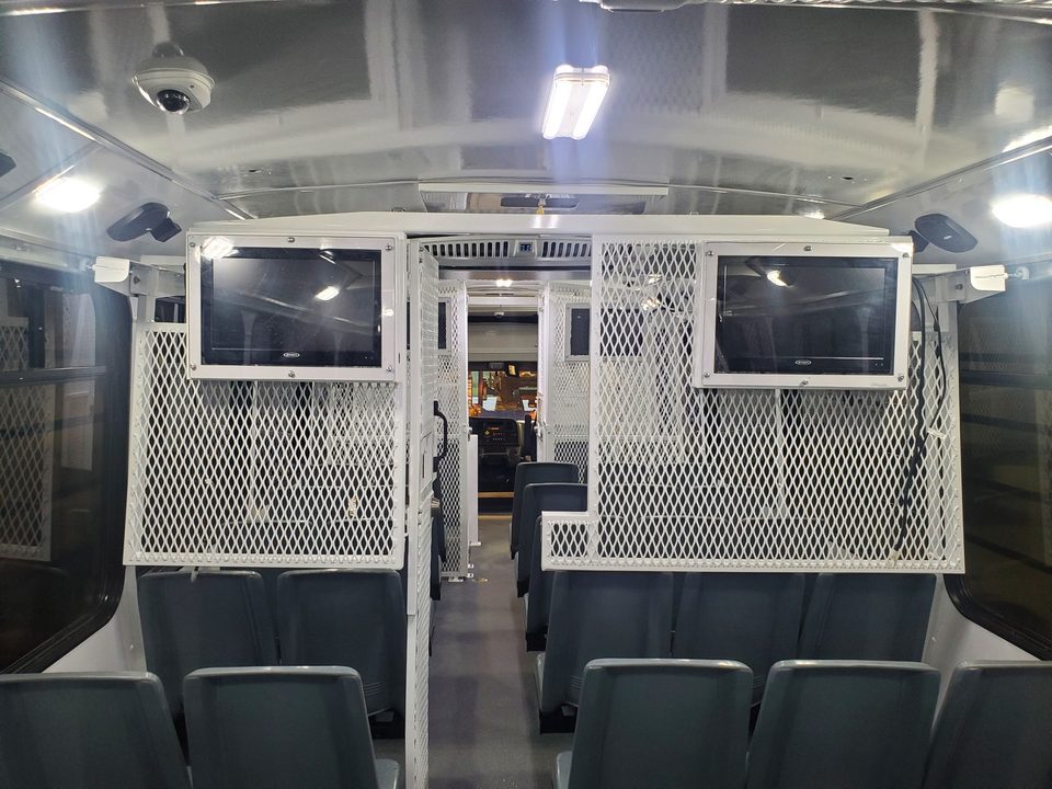 Prisoner transport aisle between mesh compartments