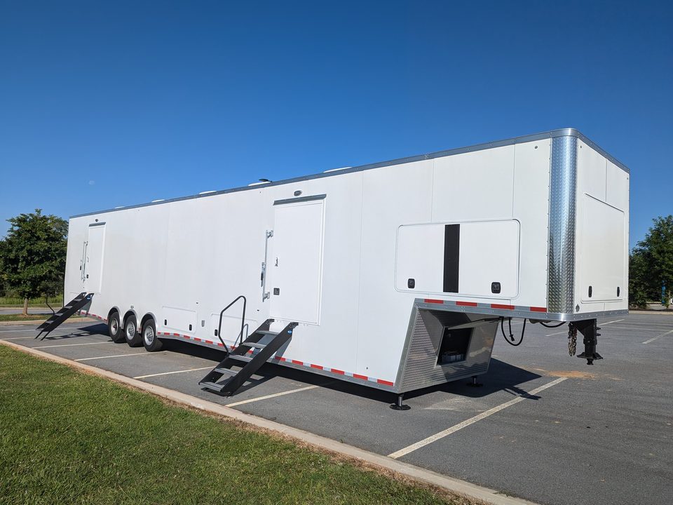 Gooseneck lab trailer, side, with entry steps