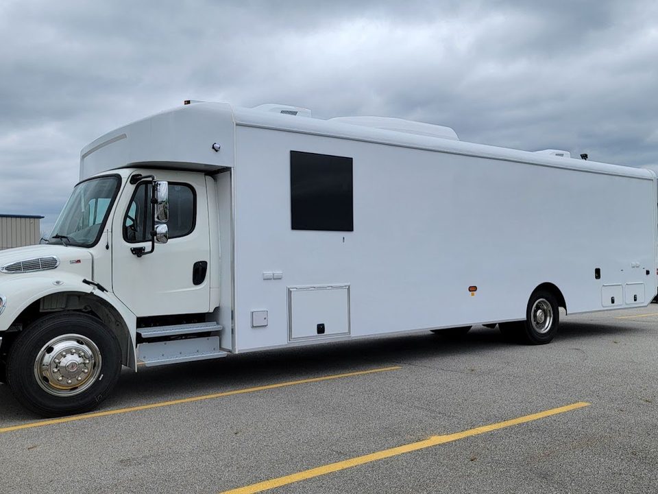 Mobile treatment unit on a Freightliner M2 106, white, driver side